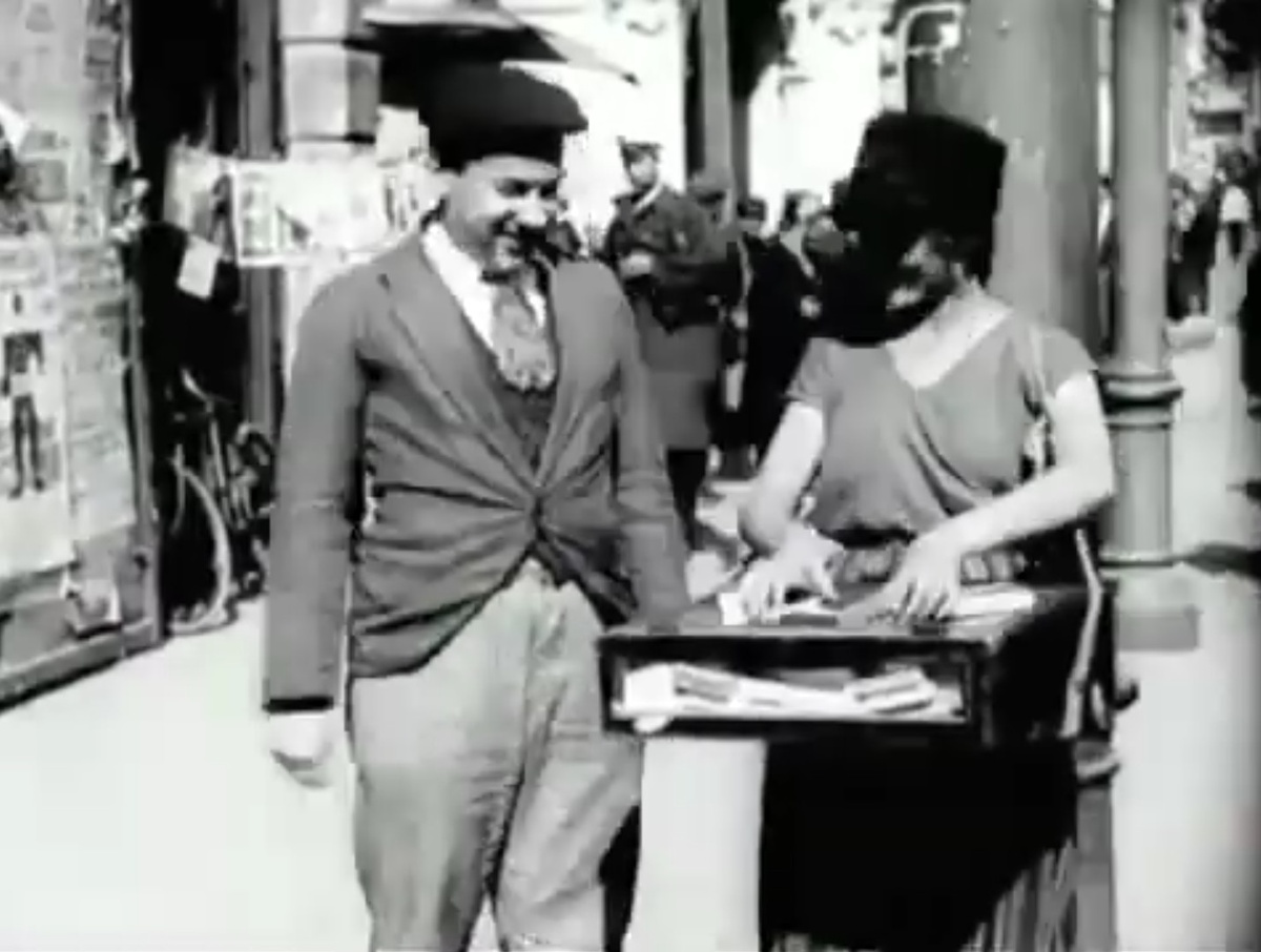 Главный герой фильма Митюшин влюблён в папиросницу (продавщицу папирос), поэтому, хотя и некурящий, но каждый день покупает у неё папиросы. Скриншот кадра из фильма "Папиросница от Моссельпрома" (1924)