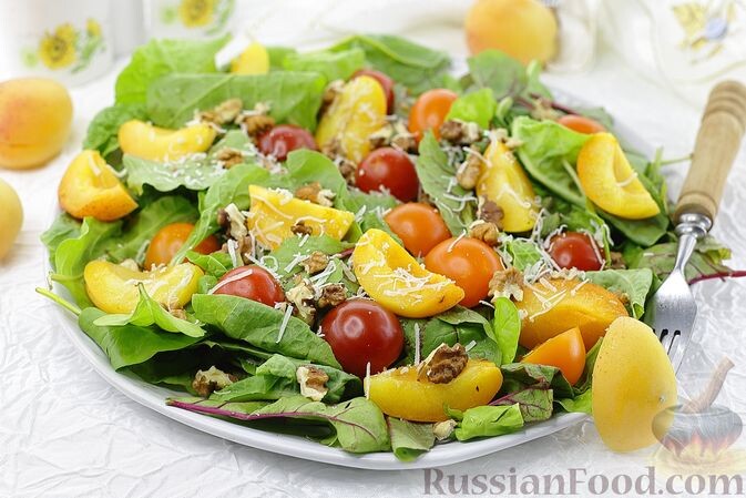 помидоры черри, абрикосы, орех грецкий, уксус бальзамический, горчица, масло оливковое, сыр пармезан, листья салата, соль, перец чёрный молотый