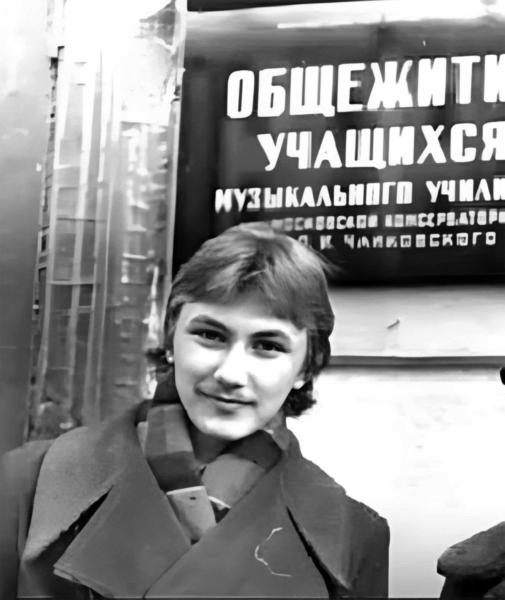 Абитуриент Николаев перед экзаменом с «Кругозором» в кармане.