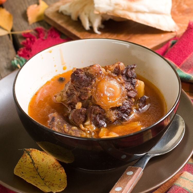 Рулька телячья с овощами 