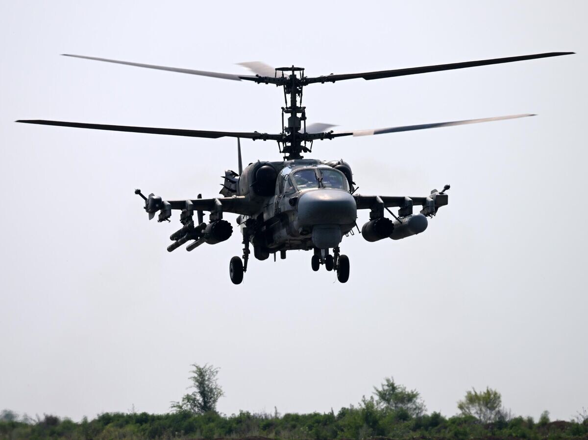    Ударный вертолет Ка-52 уходит на выполнение боевой задачи в зоне СВО© РИА Новости / Евгений Биятов