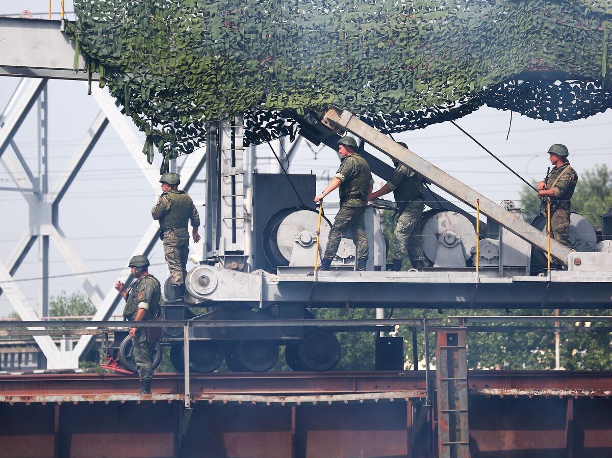    Военнослужащие мостовых подразделений Железнодорожных войск Южного военного округа© РИА Новости / Виталий Тимкив