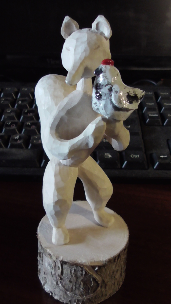 Лиса с курицей. Скульптурная резьба по дереву.