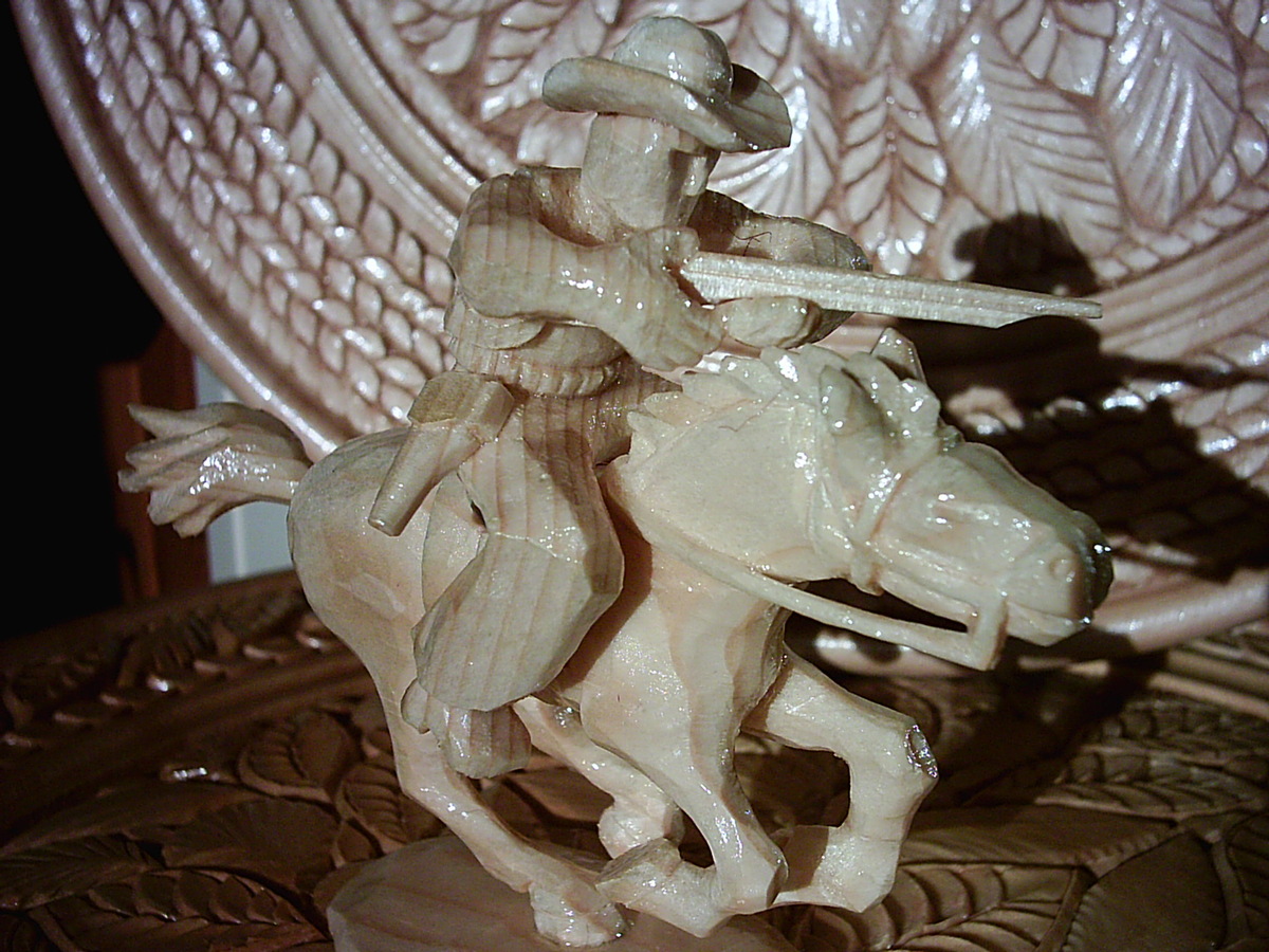 Ковбой на коне. Скульптурная резьба по дереву.