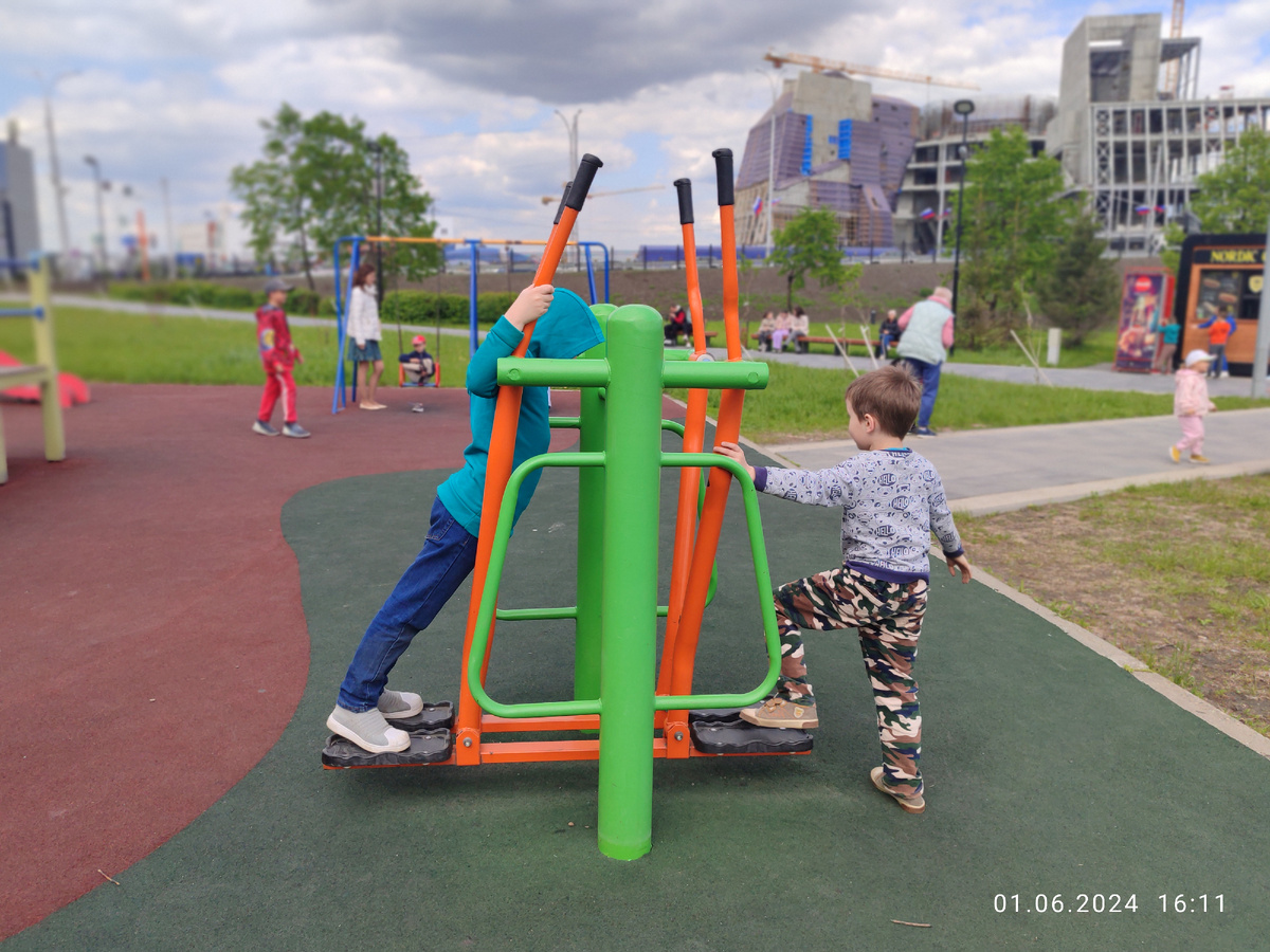 Вот на этом тренажёре Паша с Вадимом тренируют твёрдый шаг, которым они в своё время уйдут из родительского дома