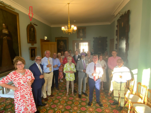 Снимок в X от 4 июля 2024 года Красной стрелкой обозначен портрет в арочной раме, который привлек внимание искусствоведа.