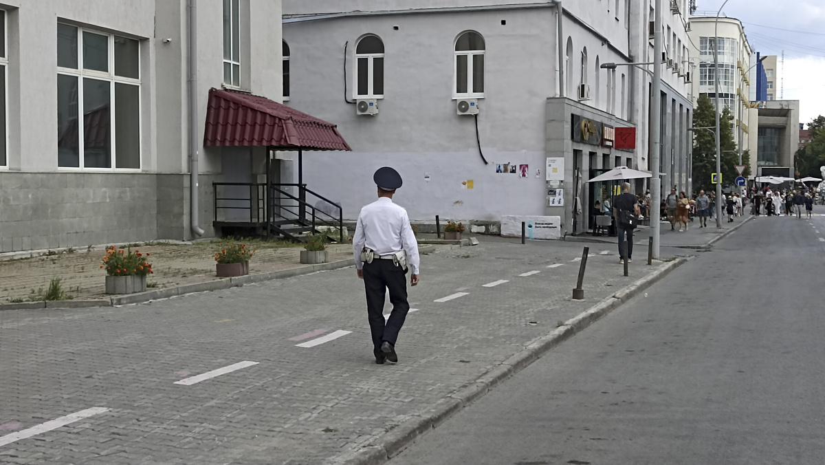 Женщина прыснула в полицейского из газового баллончика.  Фото: Фото: ФедералПресс / Максим Филиппович