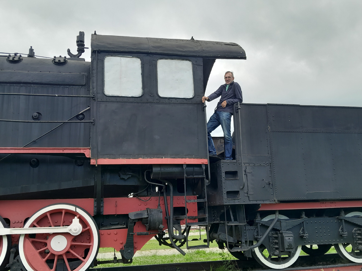 Наш паровоз вперед летит!