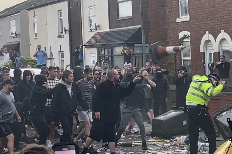 Британцы выходят на акции протеста.