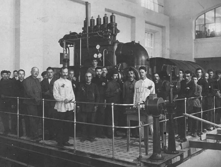 Сотрудники Нижегородской ГРЭС у первой турбины, 1930 год