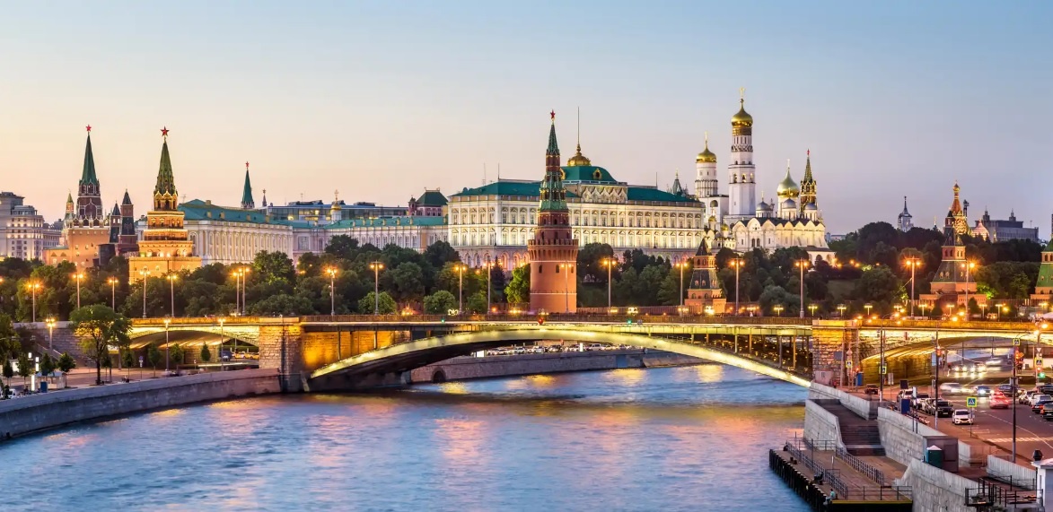 Вид на Московский Кремль вечером