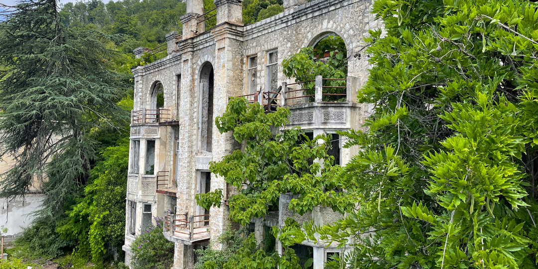 Заброшенный особняк в Абхазии. Когда-то принадлежал княгине, а потом стал корпусом санатория