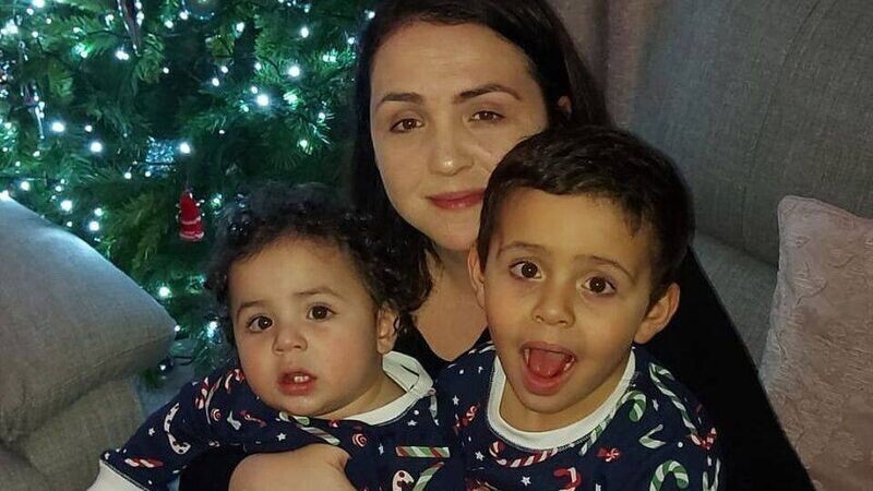  Мэнди Келли со своими детьми, Зейном и Каримом Мохамедом, которые вместе со своим отцом пропали без вести. Египетская полиция ищет пропавшего отца и ирландских мальчиков после битвы за опеку. После решения суда о передачи детей матери, отец исчез вместе с ними.