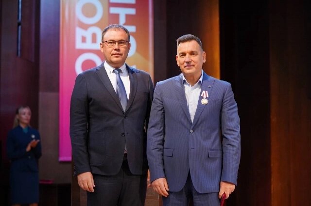    Врио губернатора Кузбасса Илья Середюк (слева) принял отставку экс-мэра Новокузнецка Сергея Кузнецова (справа). Фото: телеграм-канал Ильи Середюка