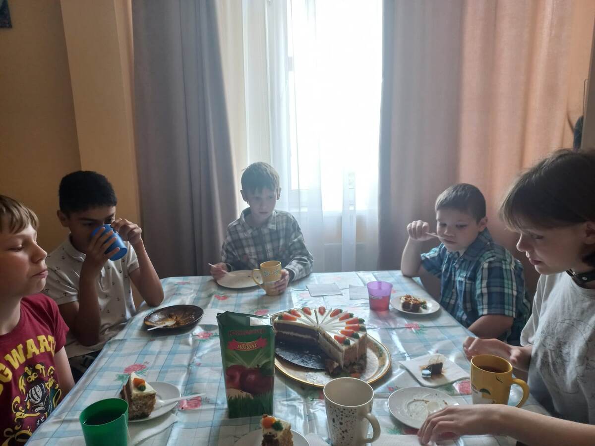 Чаепитие с тортом, как и полагается.