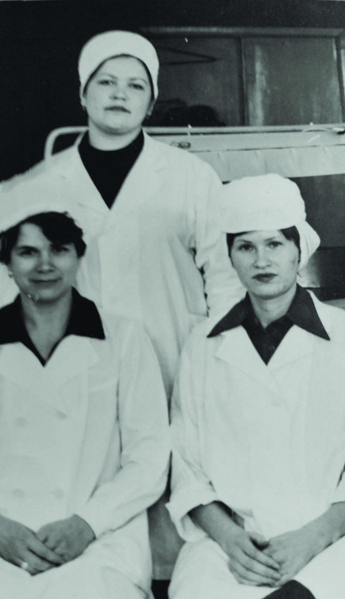 Любовь Васильева справа на фото. Как и обещал дядя - работа в белом халате