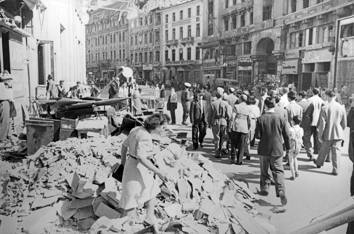 Освобождение Бухареста. Жители города во время вступления Советских войск на его территорию