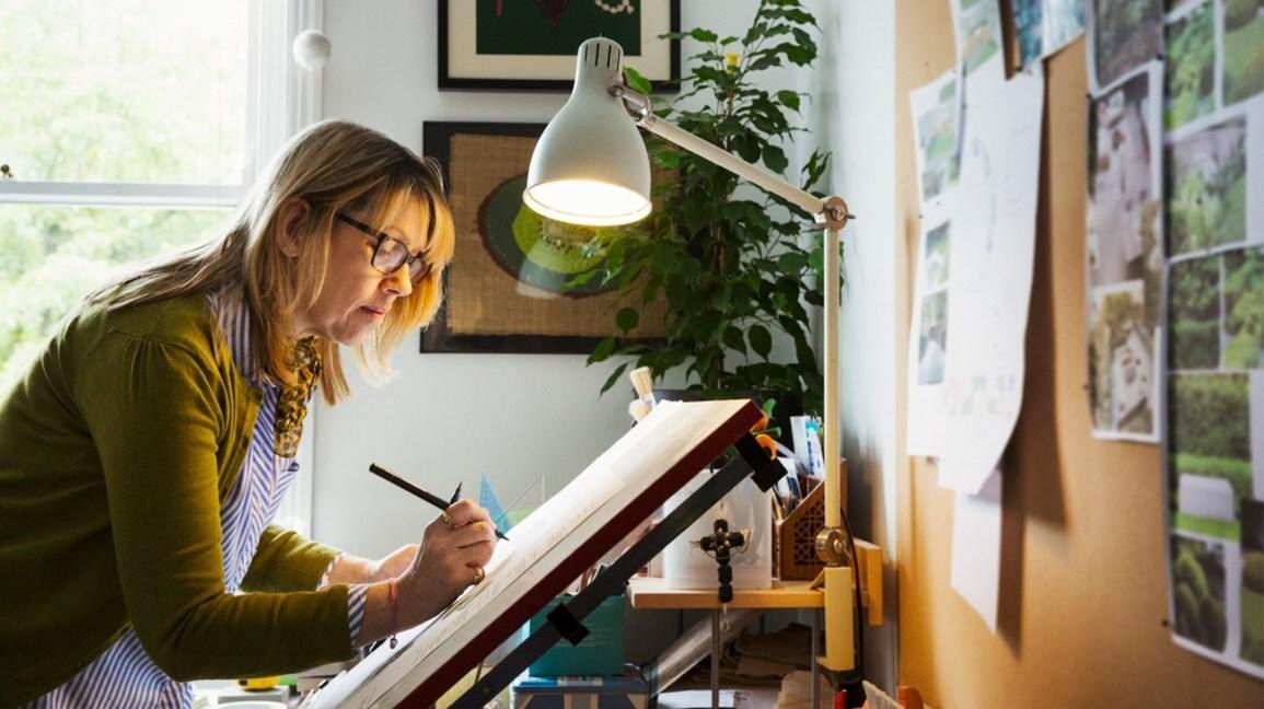 Женщина рисует