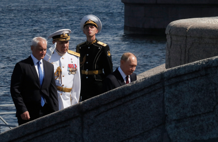    Министр обороны РФ Андрей Белоусов, главнокомандующий ВМФ РФ Александр Моисеев и президент РФ Владимир ПутинEPA/ТАСС