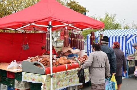 Использование торгового шатра. На фото видна полосатая палатка, нам на месте нашей работы использование таких запрещено.