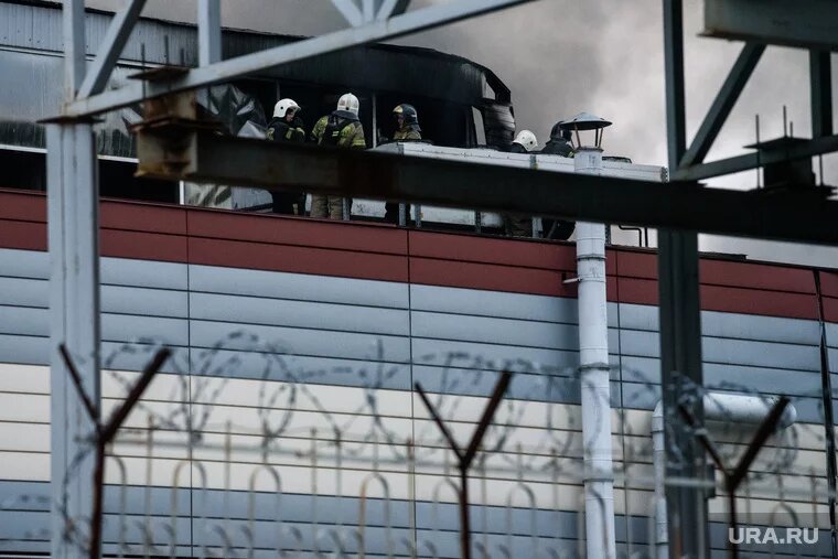 В городе Бровары оборонное предприятие загорелось после удара по нему. Фото: Илья Московец © URA.RU