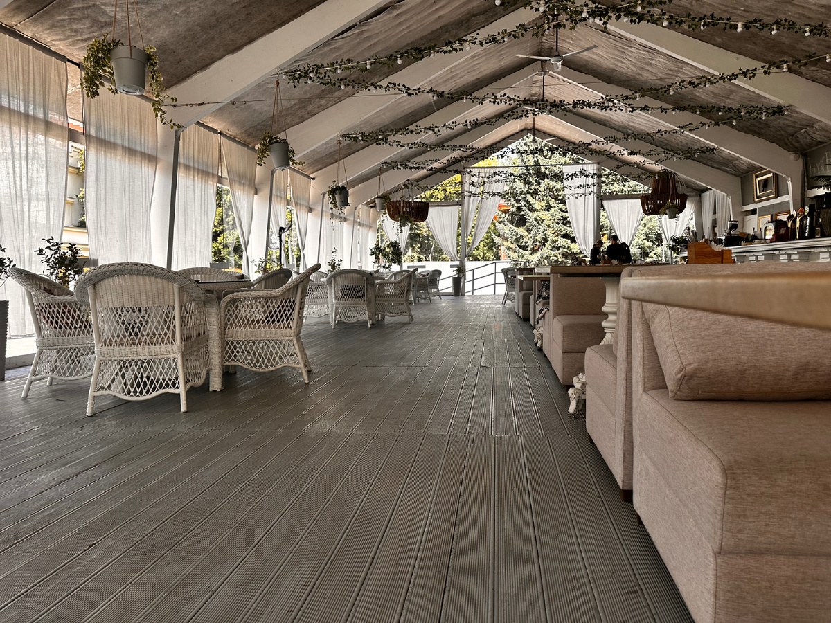 Интерьер веранды летнего кафе