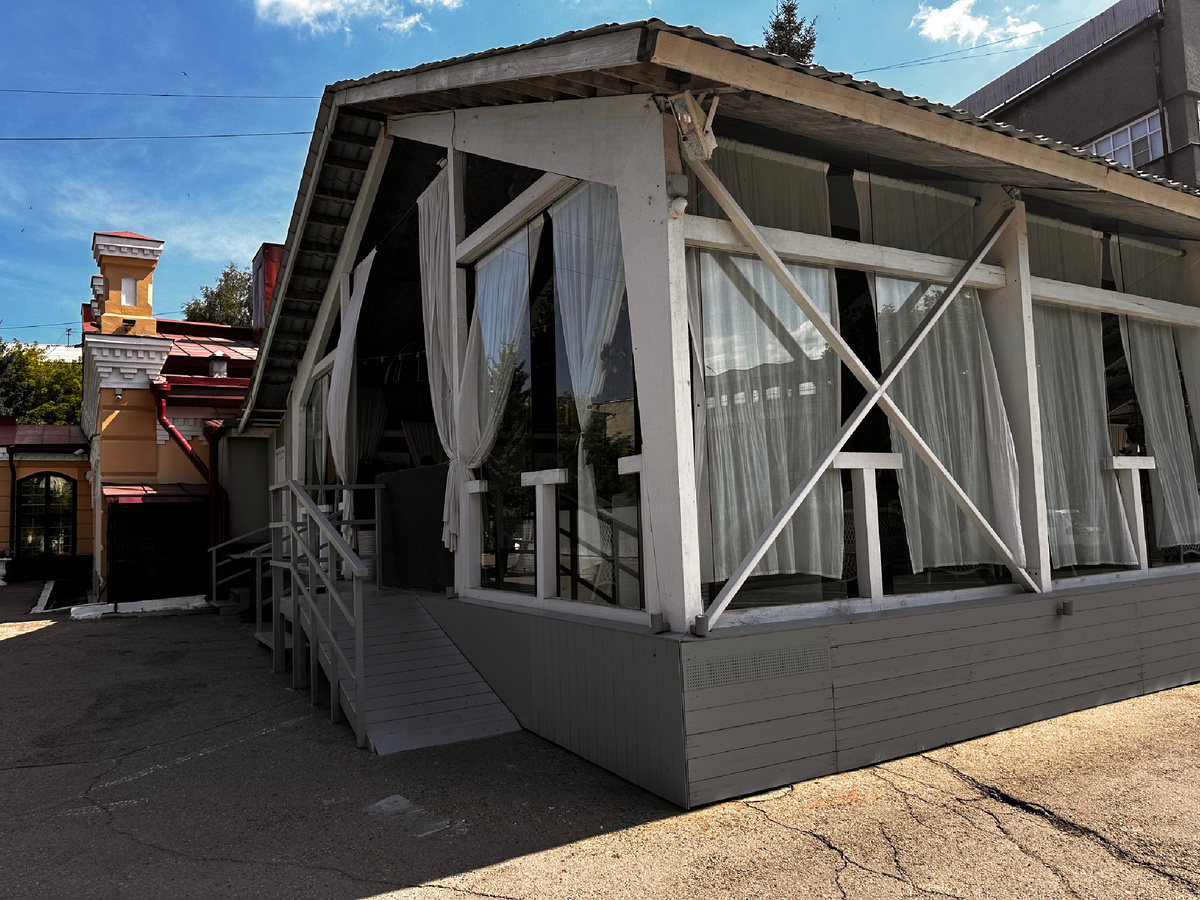 Экстерьер летней веранды кафе