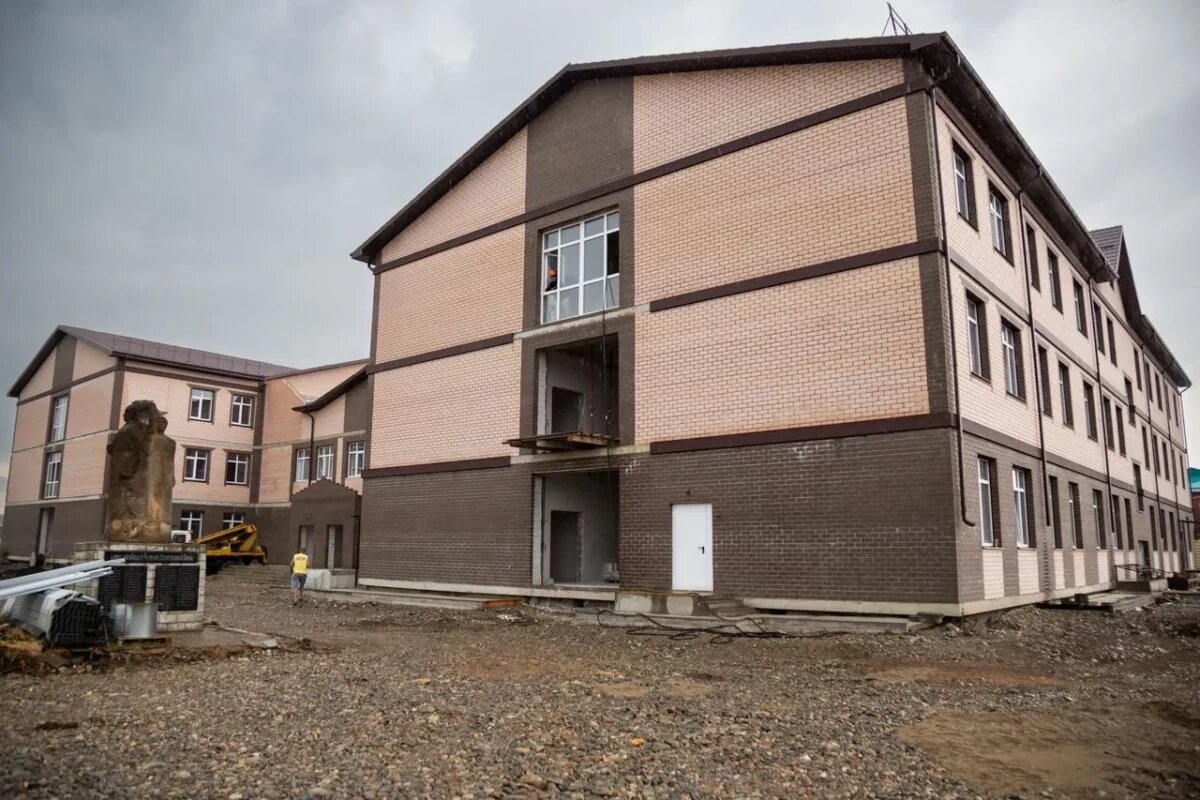    Глава РА проверил ход строительства школы в поселке Табачном