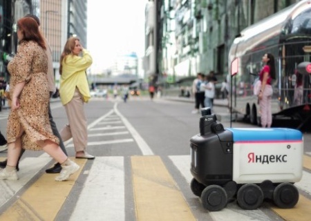    Роботы "Яндекса" начали доставку еды из супермаркетов "Перекрёсток" и "Пятёрочка"
