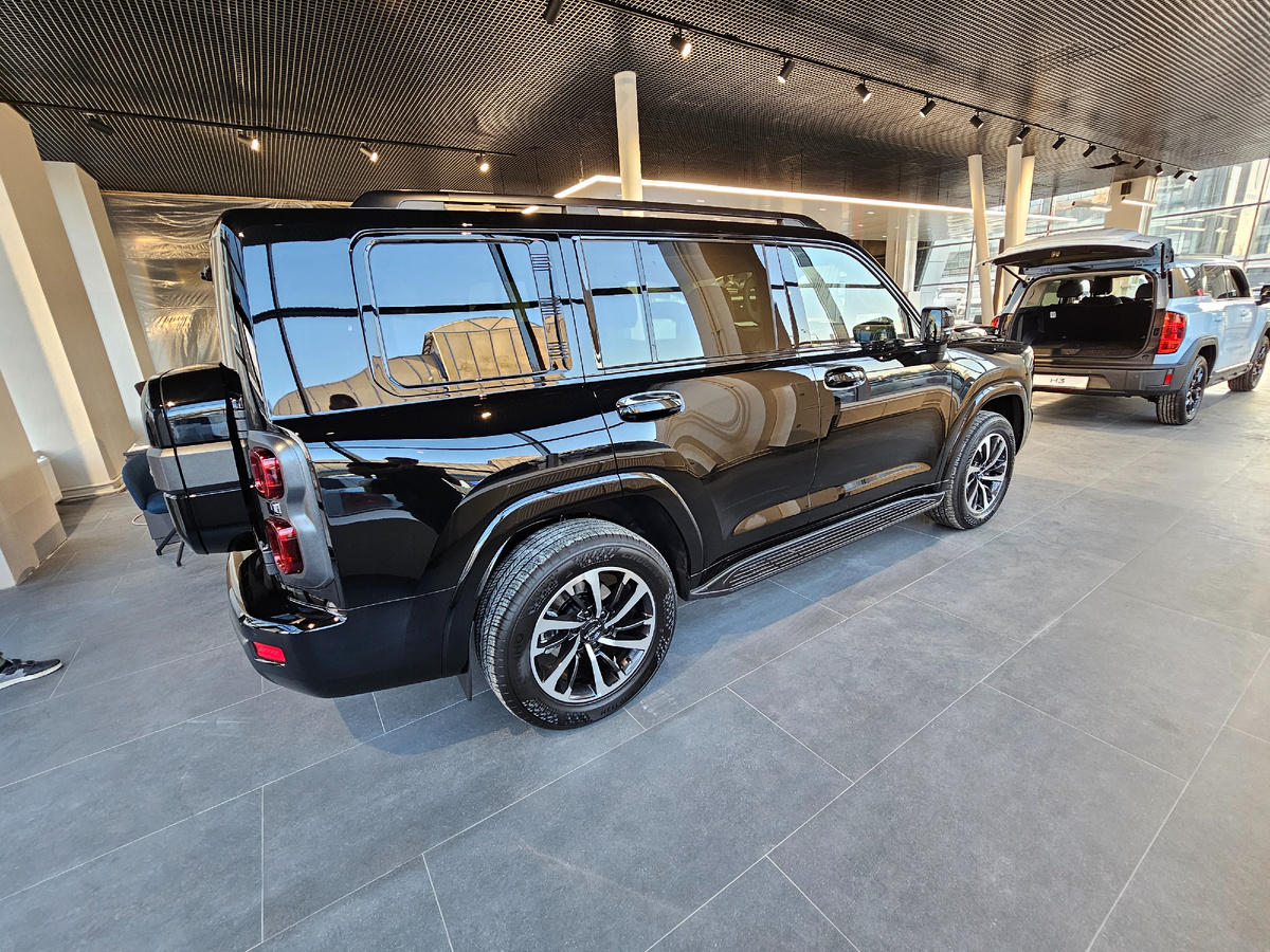 Вид сбоку достаточно привлекательный.