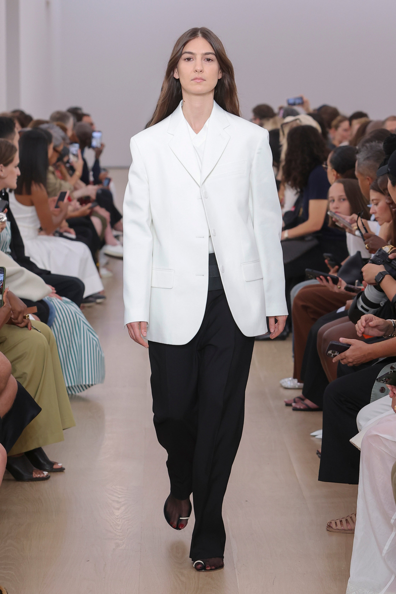    Объект желания: белый жакет как на показе Proenza Schouler, весна-лето 2024 (фото 1)
