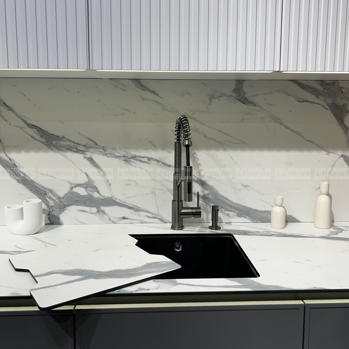 Столешница и стеновая панель из Compact Solid в декоре 2436 Вивальди пиетра