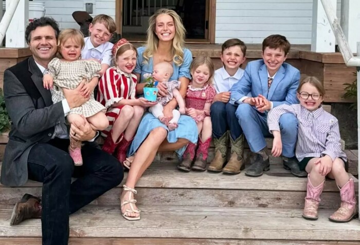  Семья мормонов, в которой Ханна, как она утверждает, очень счастлива. /Фото: Hannah Neeleman, Ballerina Farm в соцсети