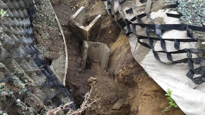     Размытая насыпь у моста на улице Калинина в Барнауле t.me/altaikrai