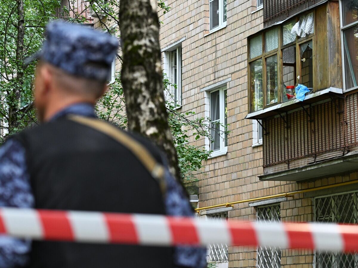    Ситуация у жилого дома на западе Москвы, где произошел взрыв© РИА Новости / Пелагия Тихонова