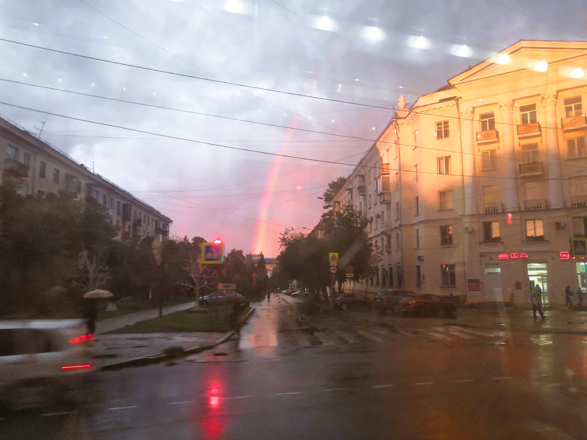 из трамвая.