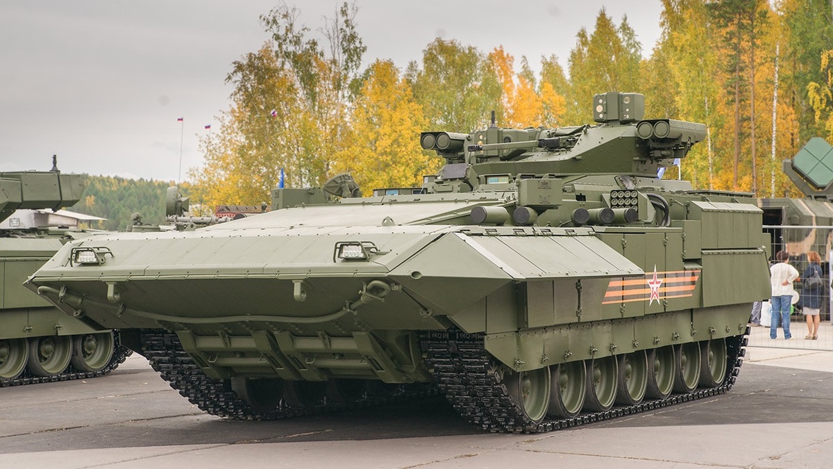 На фотографии: БМП Т-15 (бронированная машина пехоты), построенная на базе «Арматы».