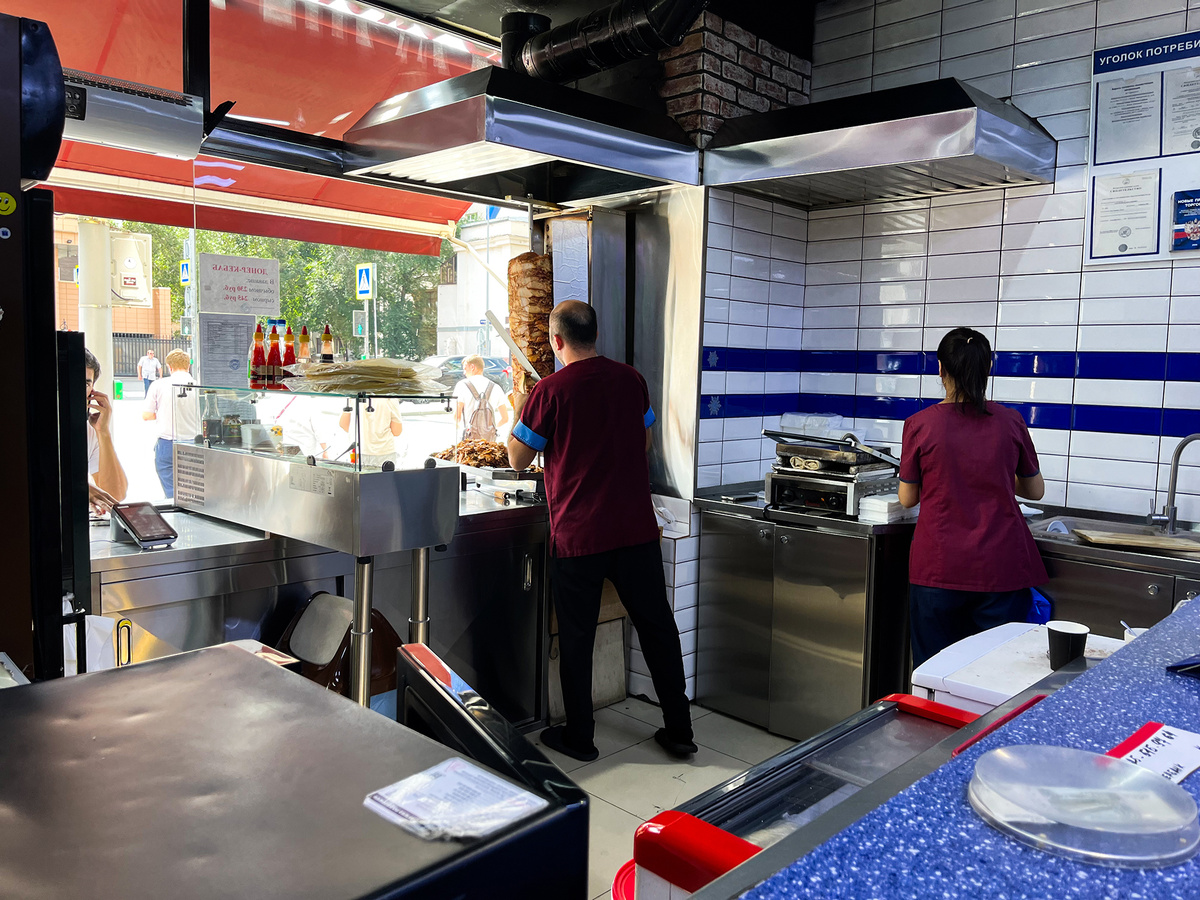 Интерьер кухни и бобина с мясом →