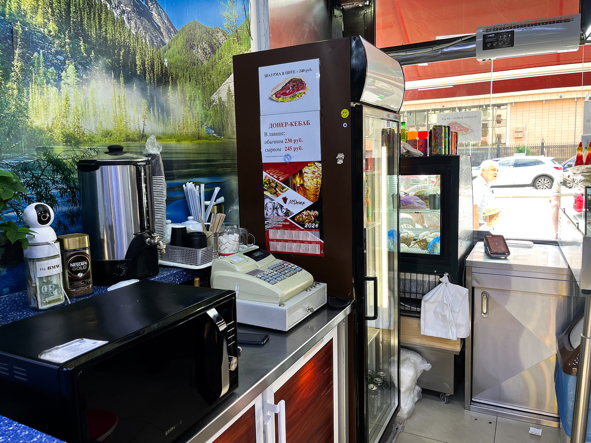 Микроволновка, кипяток и холодильник с напитками →