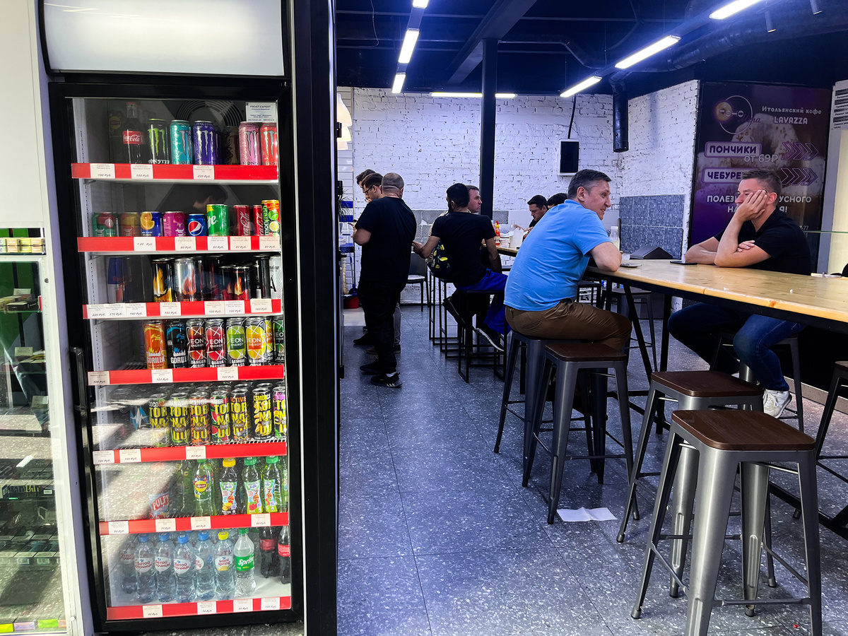 Посадочные места на фудкорте