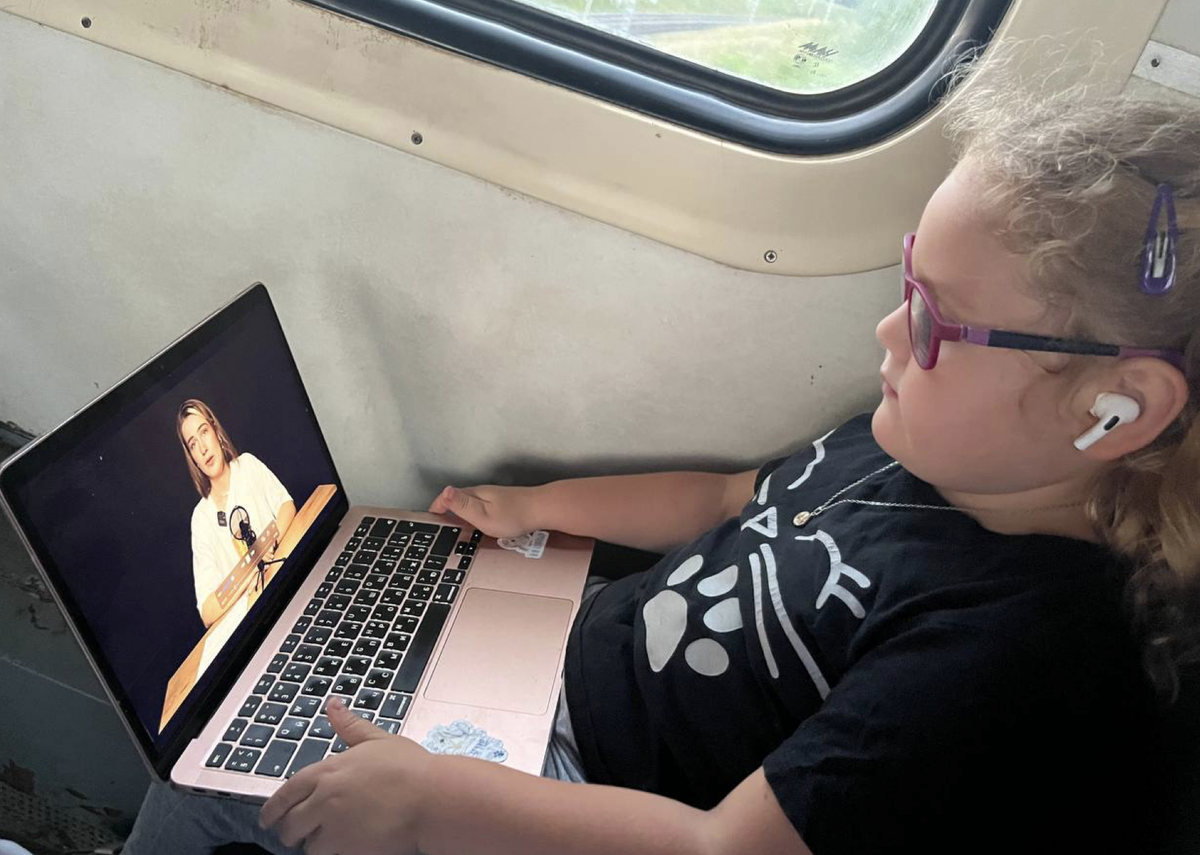 В электричке слушает классическую музыку