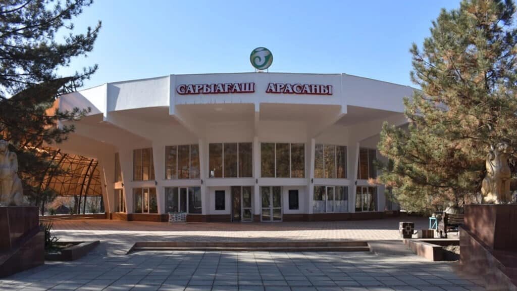    «Лечебно-реабилитационный комплекс Сарыагаш» принимает до 20 тыс. туристов в год Фото: khanturan.com, бильд-редактор: Артур Алескеров