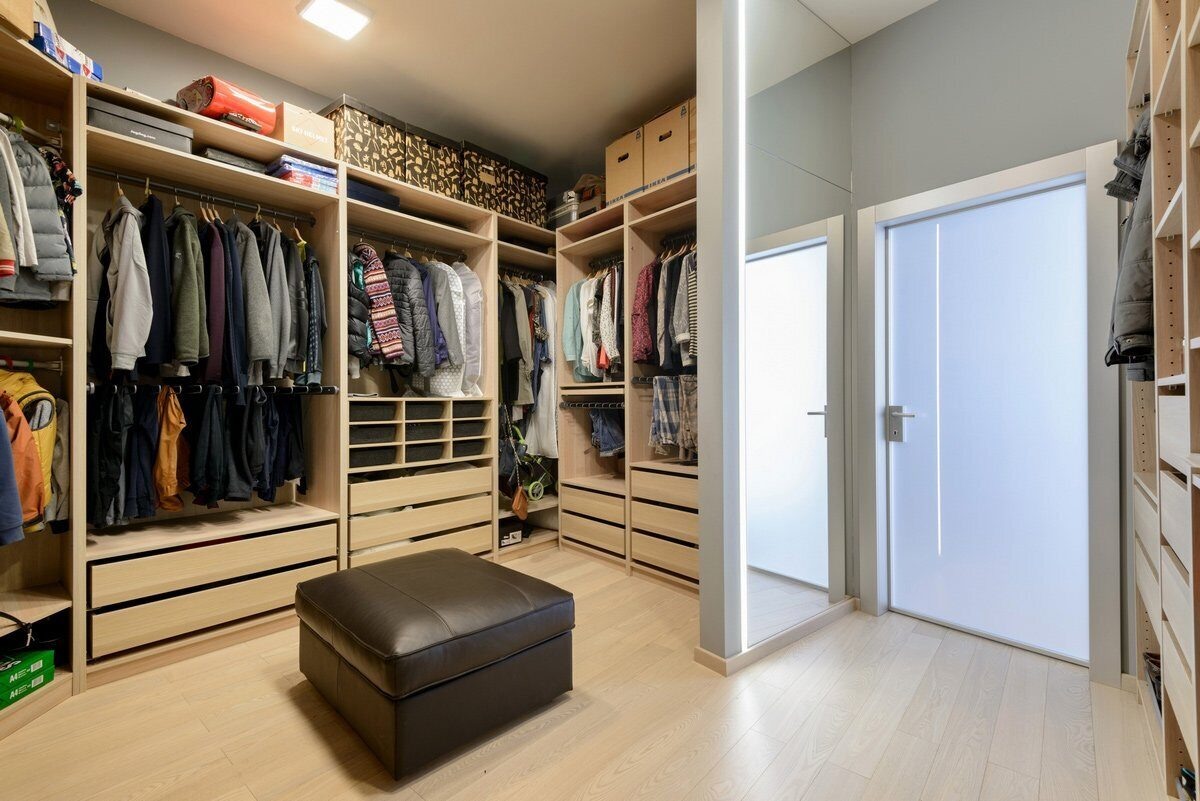 Гардеробная комната в отдельном помещении квартиры