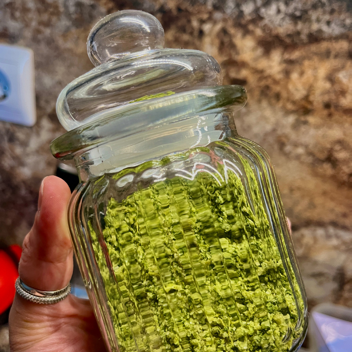 Для приготовления соли нам понадобятся листья базилика (стебли не подходят)50 г, крупная соль 2 ст.ложки с  горкой, чеснок (не обязательно)-1 зубчик.