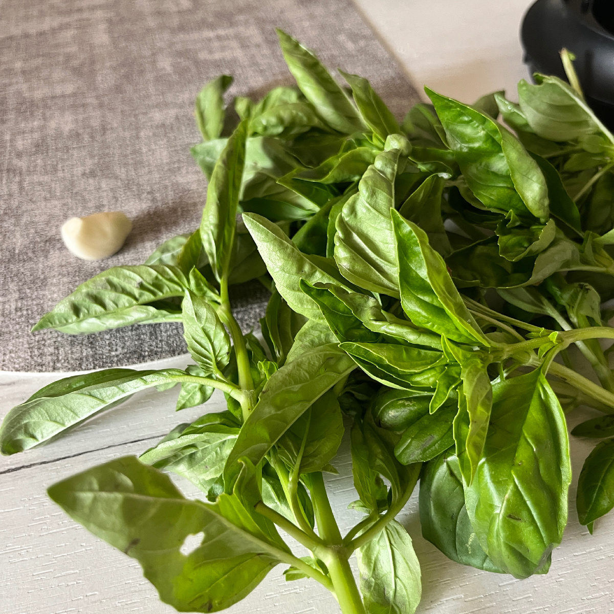 Промыть и просушить листья базилика