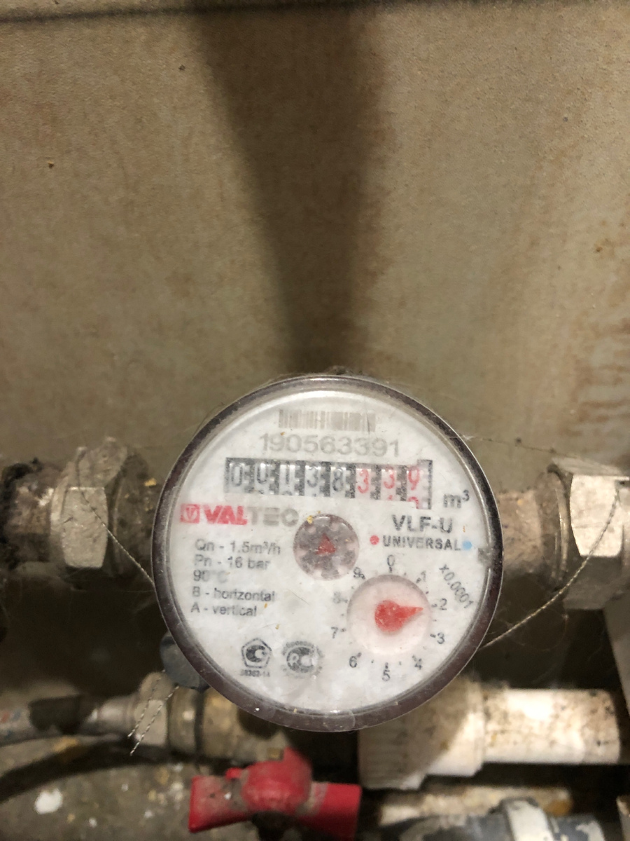 Этот счетчик на воду служит мне уже 3,5 года, позволяя хоть немного, но экономить 