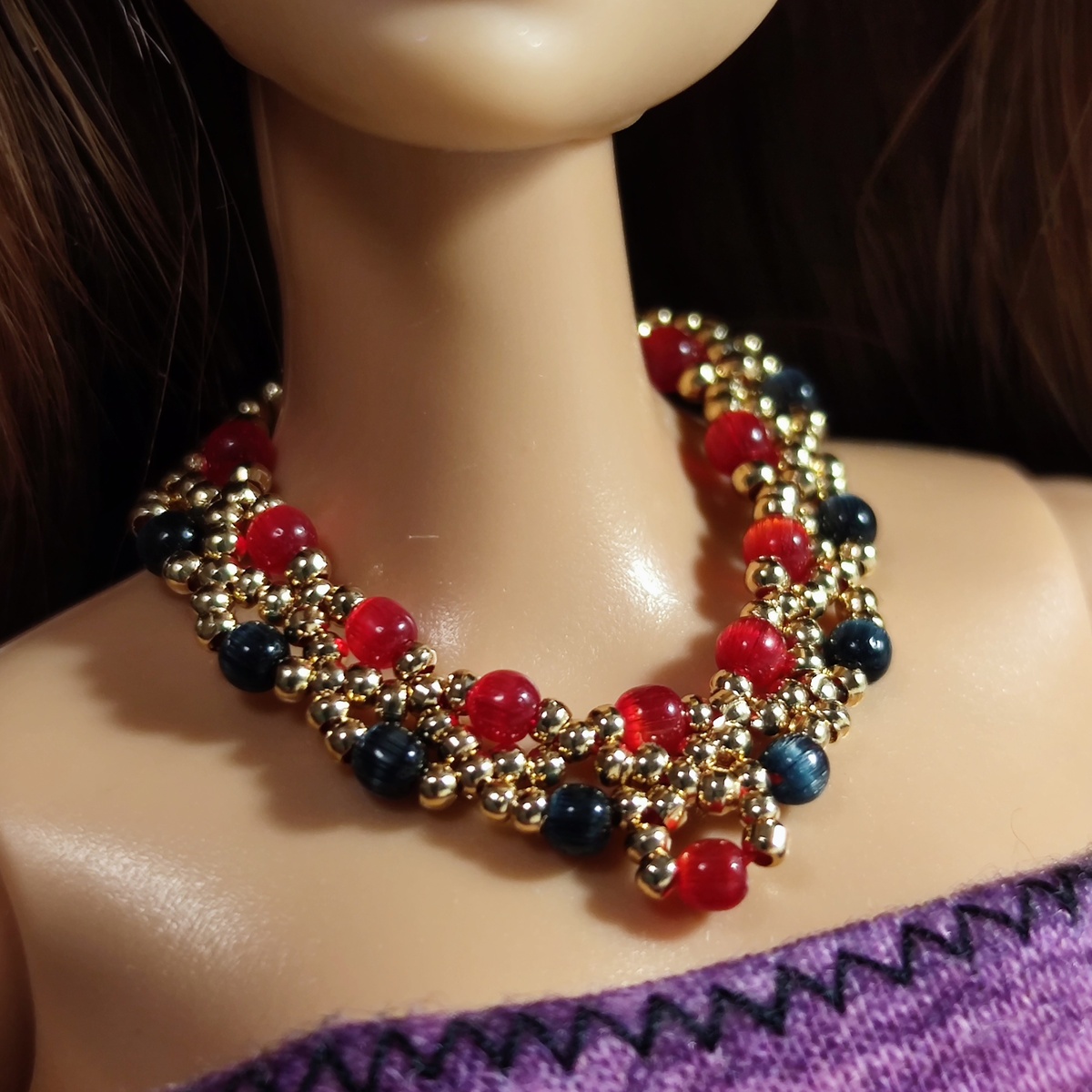 Комплект "Кошачий глаз" в исполнении золото + красные и черные бусины, укороченный вариант