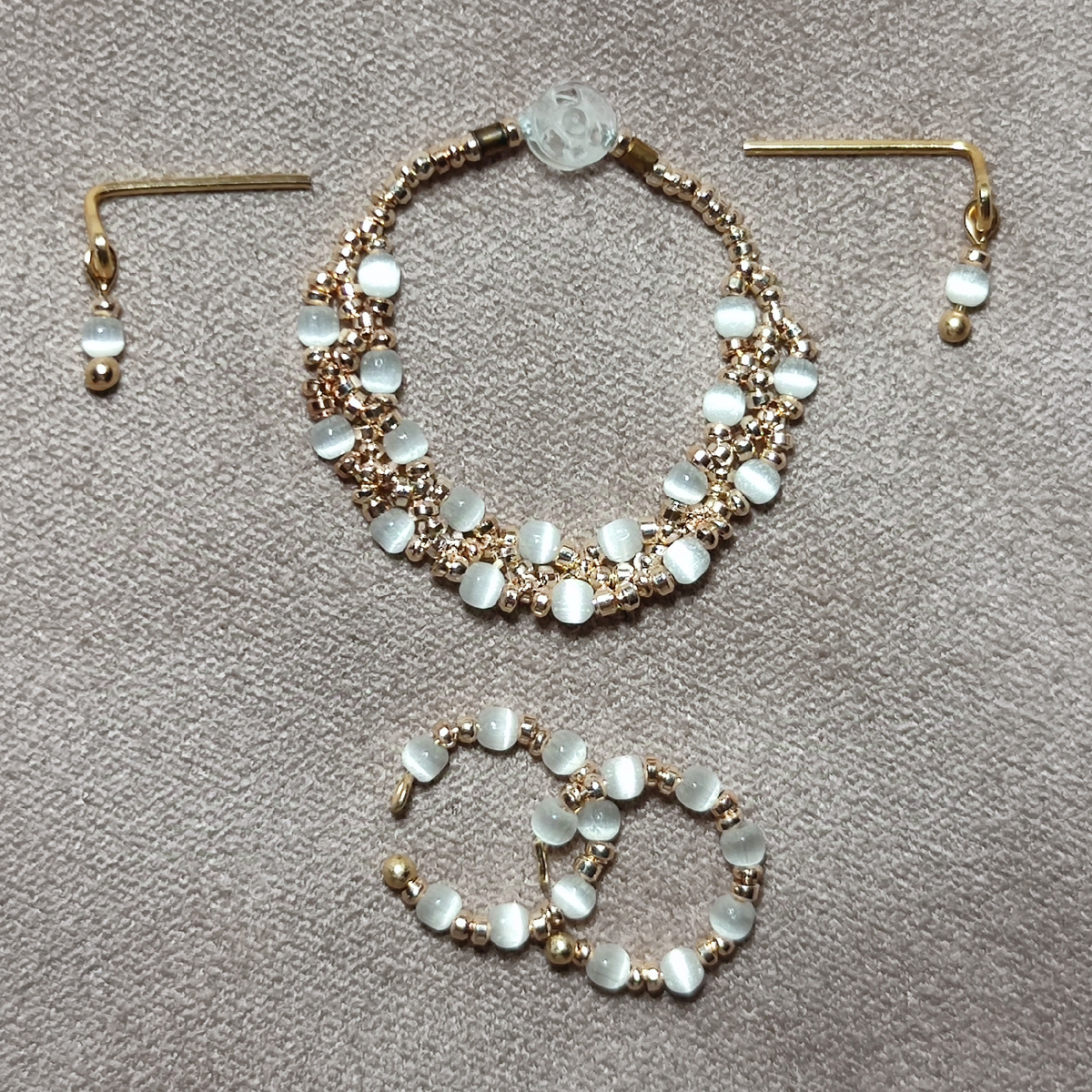 Комплект "Кошачий глаз" в исполнении розовое золото + белые бусины