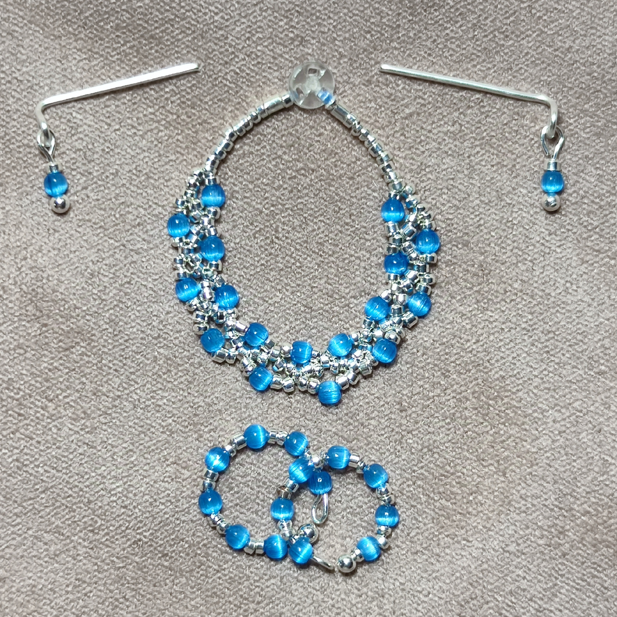 Комплект "Кошачий глаз" в исполнении серебро + голубые бусины