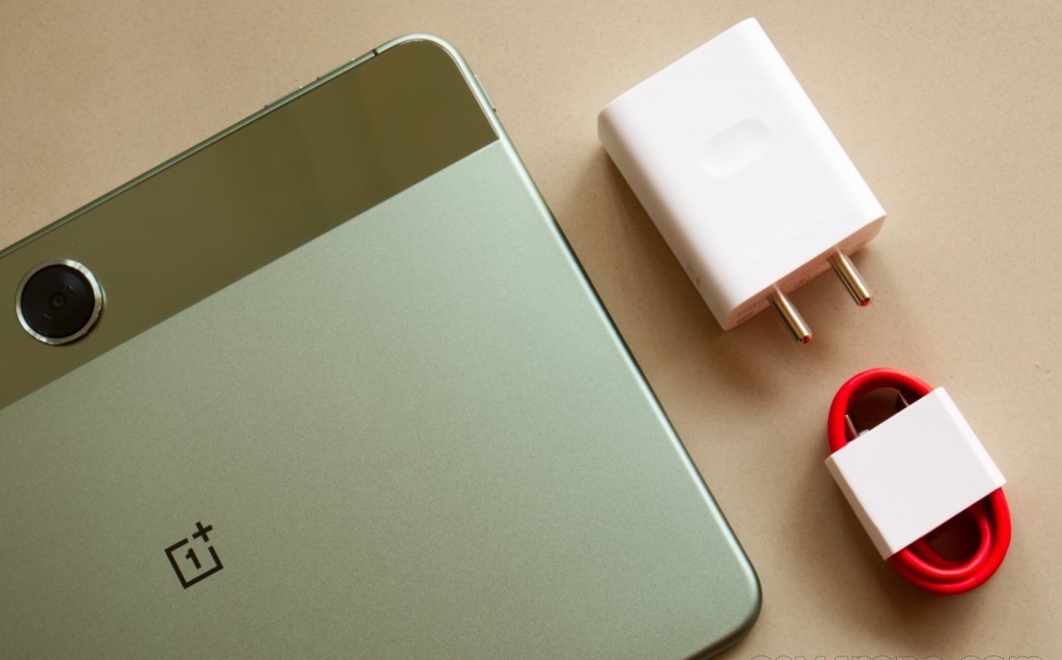    Кроме зарядки и кабеля в комплекте только документация. Источник: gsmarena.com